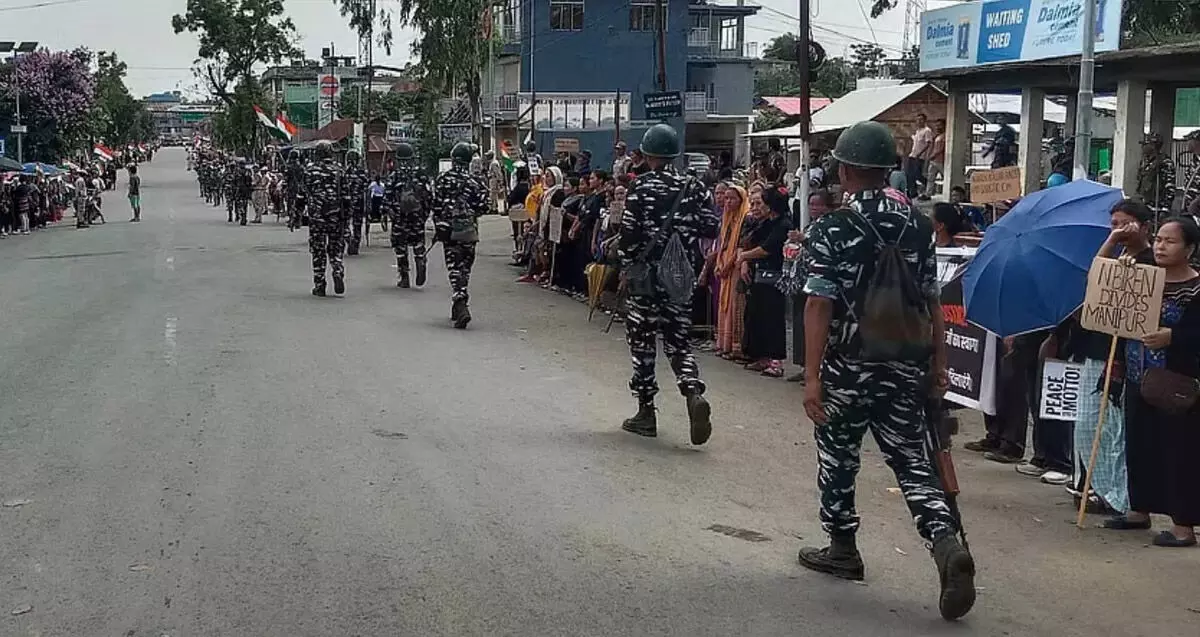 200 सशस्त्र बदमाशों ने एडिशनल एसपी आवास पर धावा बोला; अधिकारी को बचाया