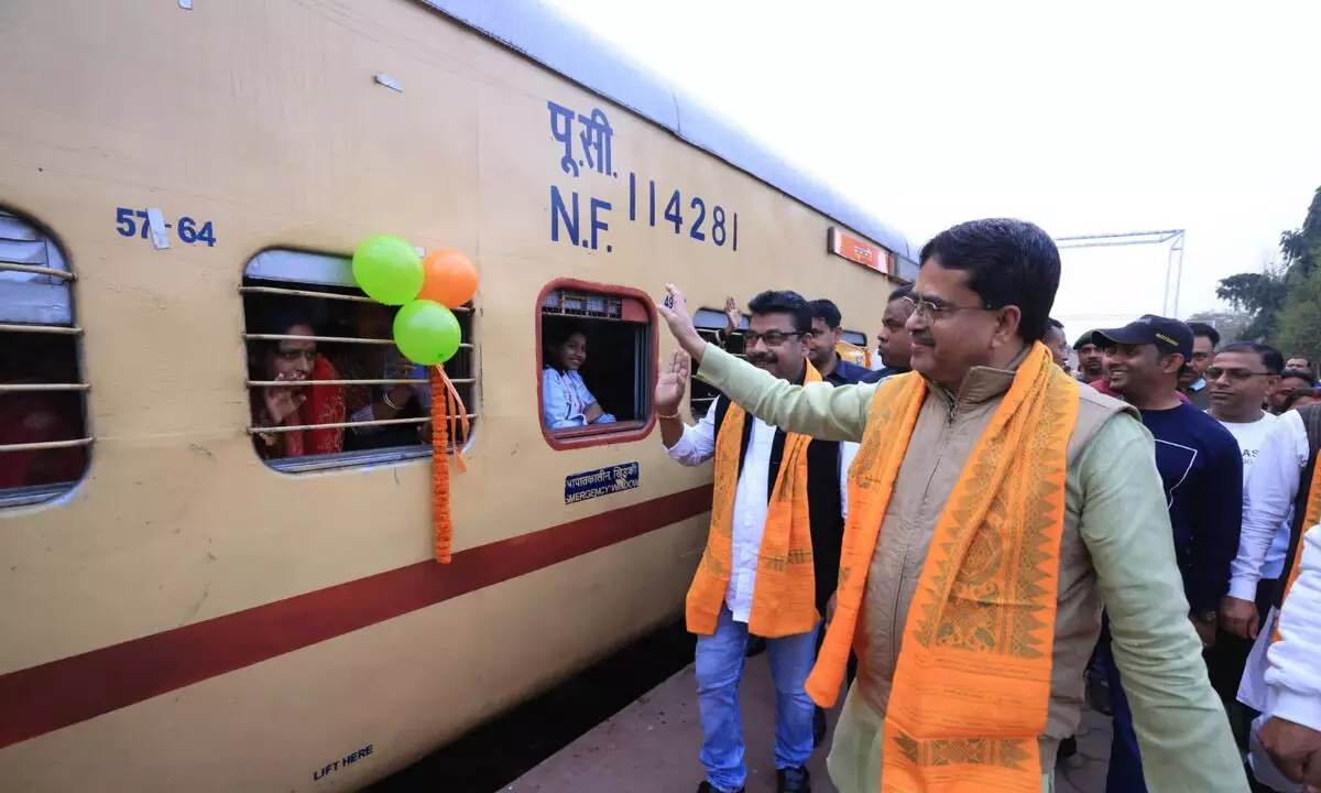 सीएम साहा ने अयोध्या के लिए आस्था स्पेशल ट्रेन को हरी झंडी दिखाई