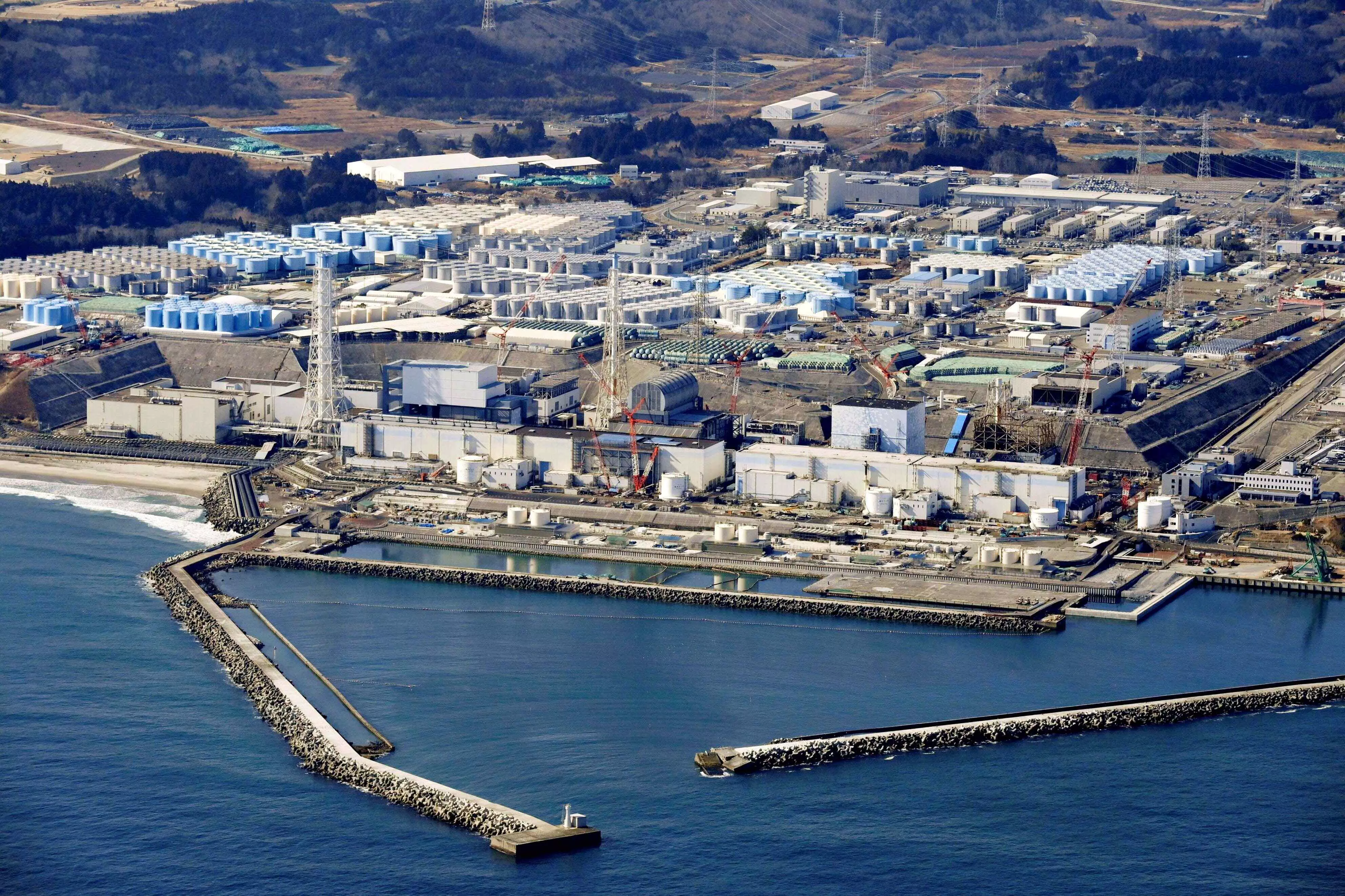 जापान ने विरोध के बावजूद फुकुशिमा परमाणु संयंत्र के दूषित जल को प्रशांत महासागर में छोड़ना शुरू किया