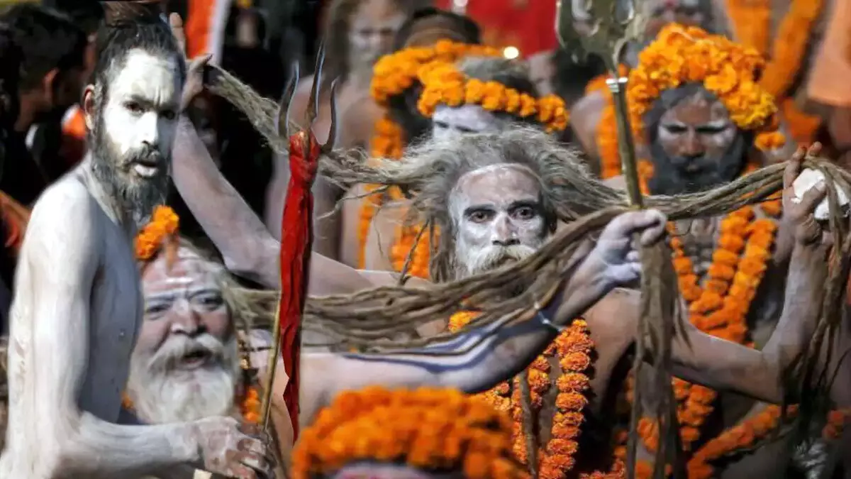 कौन होते हैं भस्म की धूनी में सने Naga Sadhu जानिए