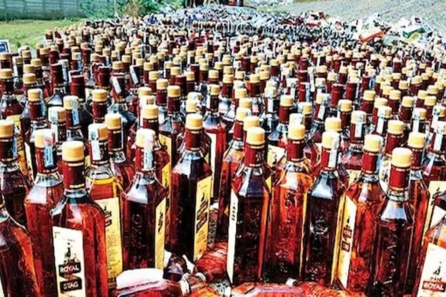 कटक में उत्पाद शुल्क अधिकारियों ने बड़ी मात्रा में अवैध शराब नष्ट की