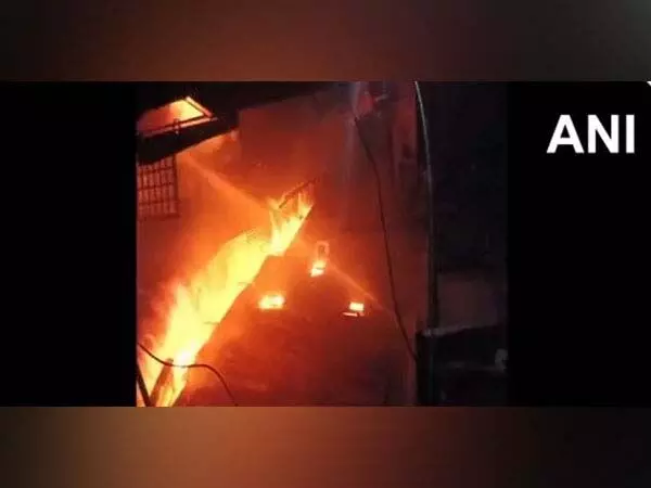 श्रीनगर के हवाल इलाके में फिरदौस सिनेमा के पास घर में लगी आग