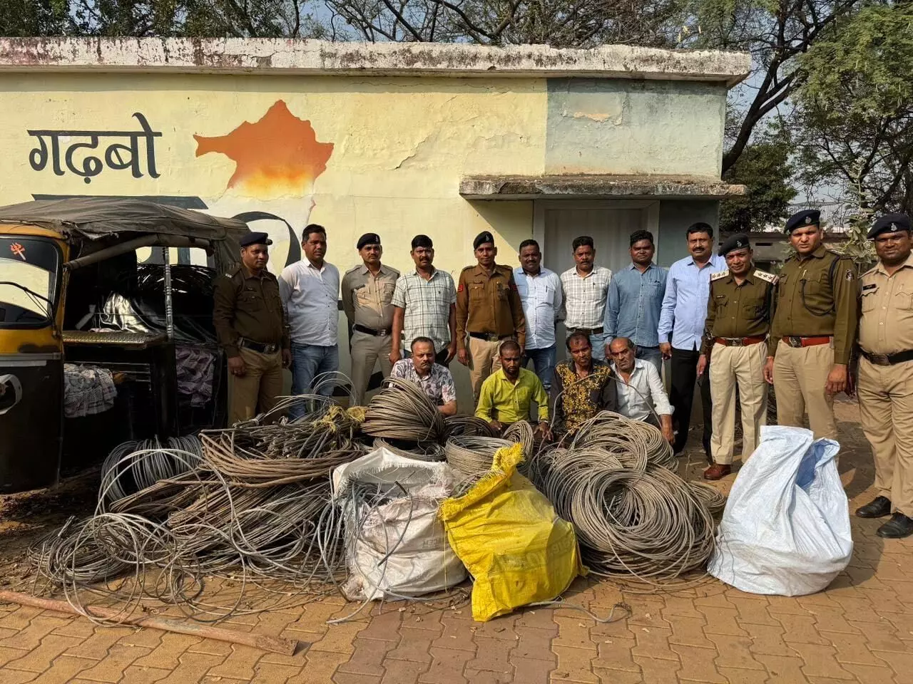 ऑटो चालक निकला बिजली तार चोरी का मास्टर माइंड, पुलिस ने उनके सहयोगियों को भी दबोचा