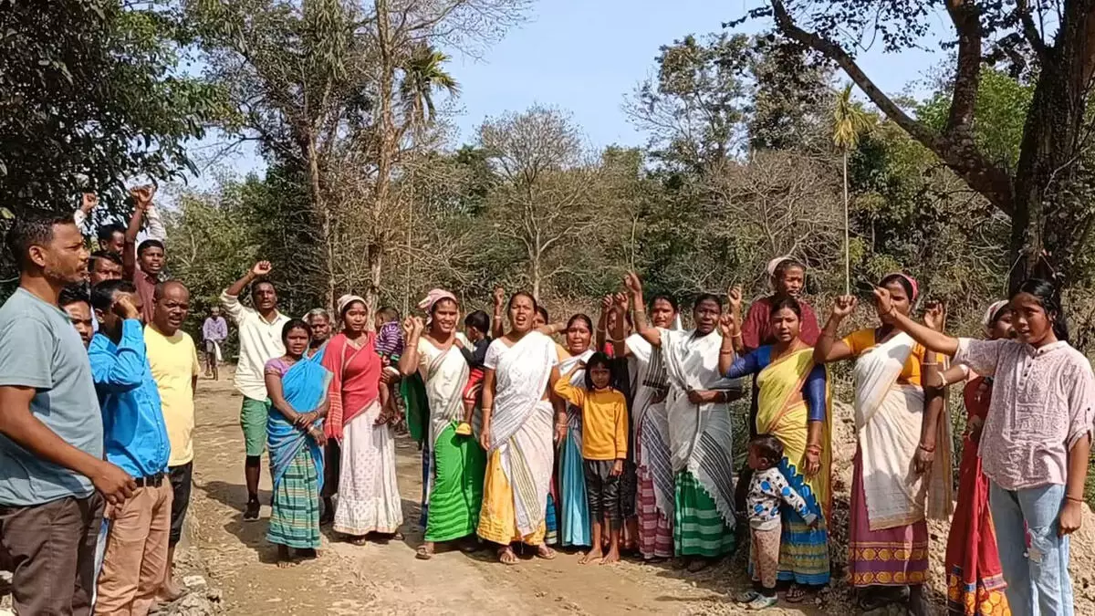 जोकाई मोहबीर टी एस्टेट के गुस्साए ग्रामीणों ने मौजूदा सांसद रामेश्वर तेली के खिलाफ विरोध प्रदर्शन