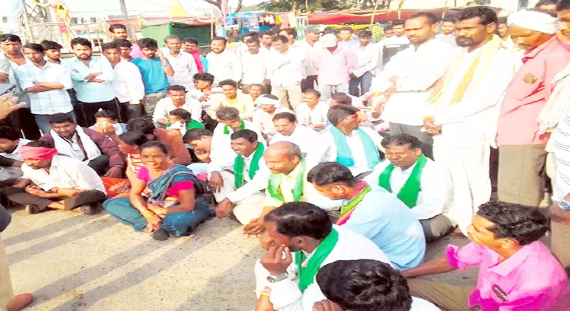 आदिवासी छात्र की बुखार से मौत; तेलंगाना के आदिलाबाद में परिजनों ने विरोध प्रदर्शन किया