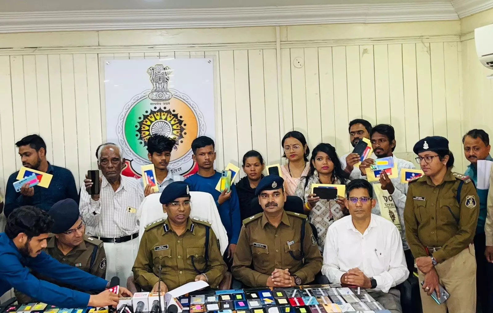 1 करोड़ 25 लाख रुपए के गुम और चोरी हुए मोबाईल ढूंढ निकाली रायपुर पुलिस ने