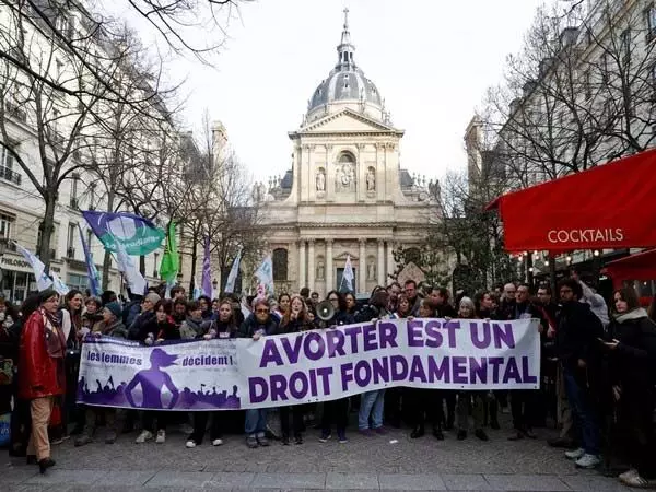 फ्रांसीसी सीनेट ने संवैधानिक गर्भपात अधिकारों को मंजूरी देने के लिए किया मतदान