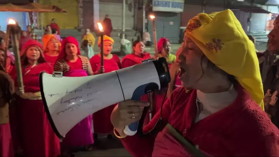 मीरा पैबिस ने कूकी समूहों के साथ एसओओ को निरस्त करने की मांग करते हुए मशाल रैली निकाली