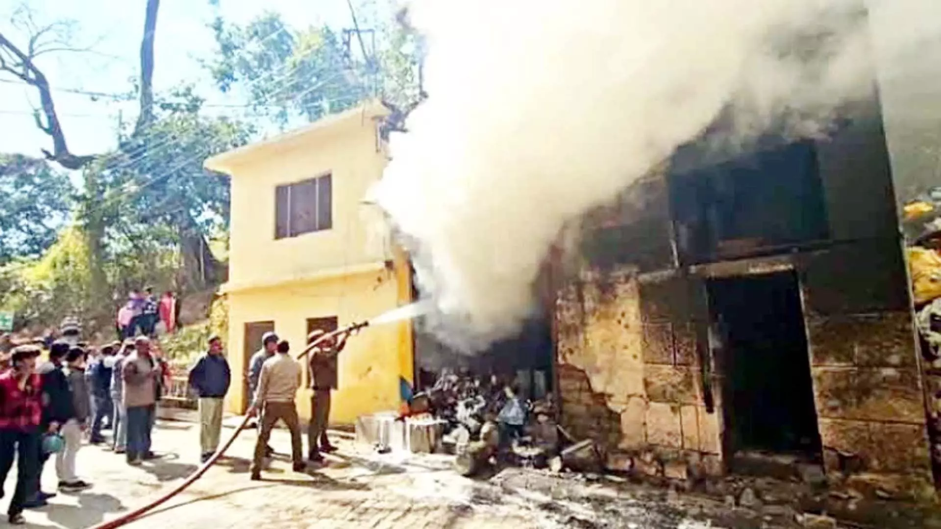 गोदाम में लगी भीषण आग, फायर टेंडर मौके पर पहुंचे