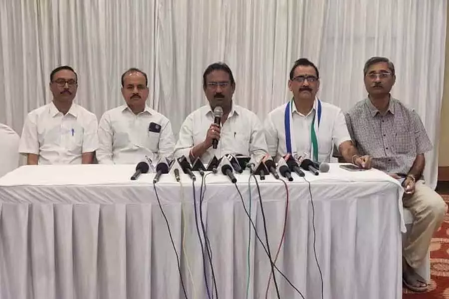 वाईएसआरसीपी नेताओं ने टीडीपी से महासेना महेश का टिकट रद्द करने की मांग की