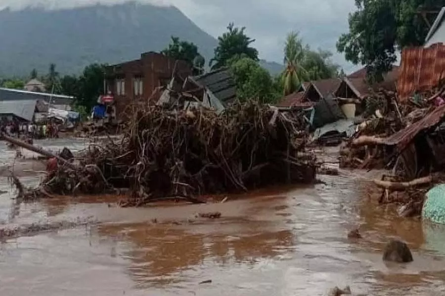 इंडोनेशिया में भारी बारिश के कारण आई अचानक बाढ़