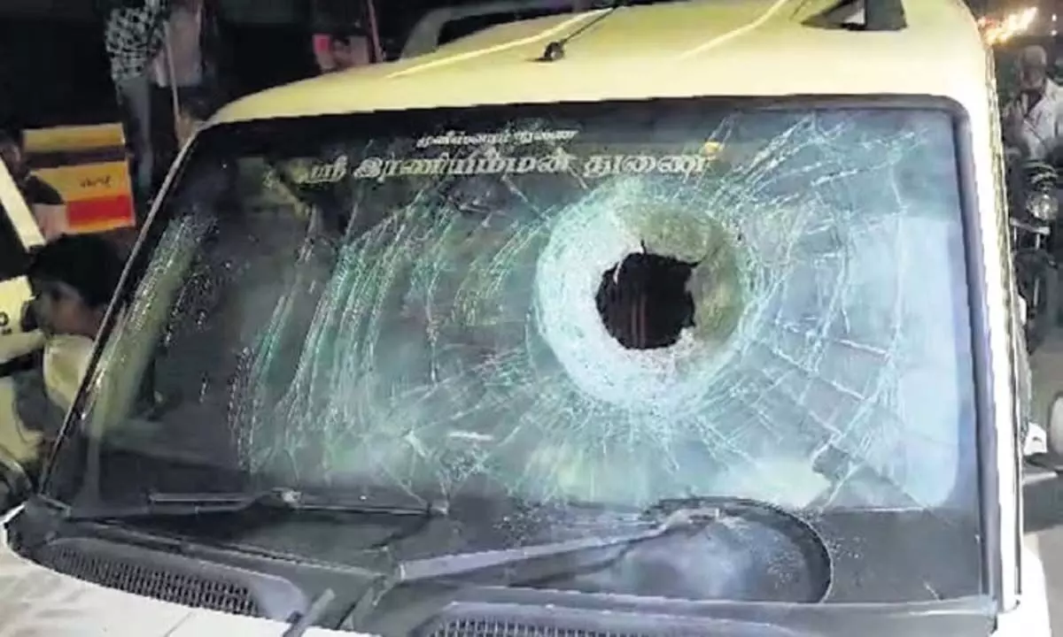 गिरोह ने चेन्नई में वंडालूर के पास पेट्रोल बम फेंका, डीएमके नेता की हत्या कर दी