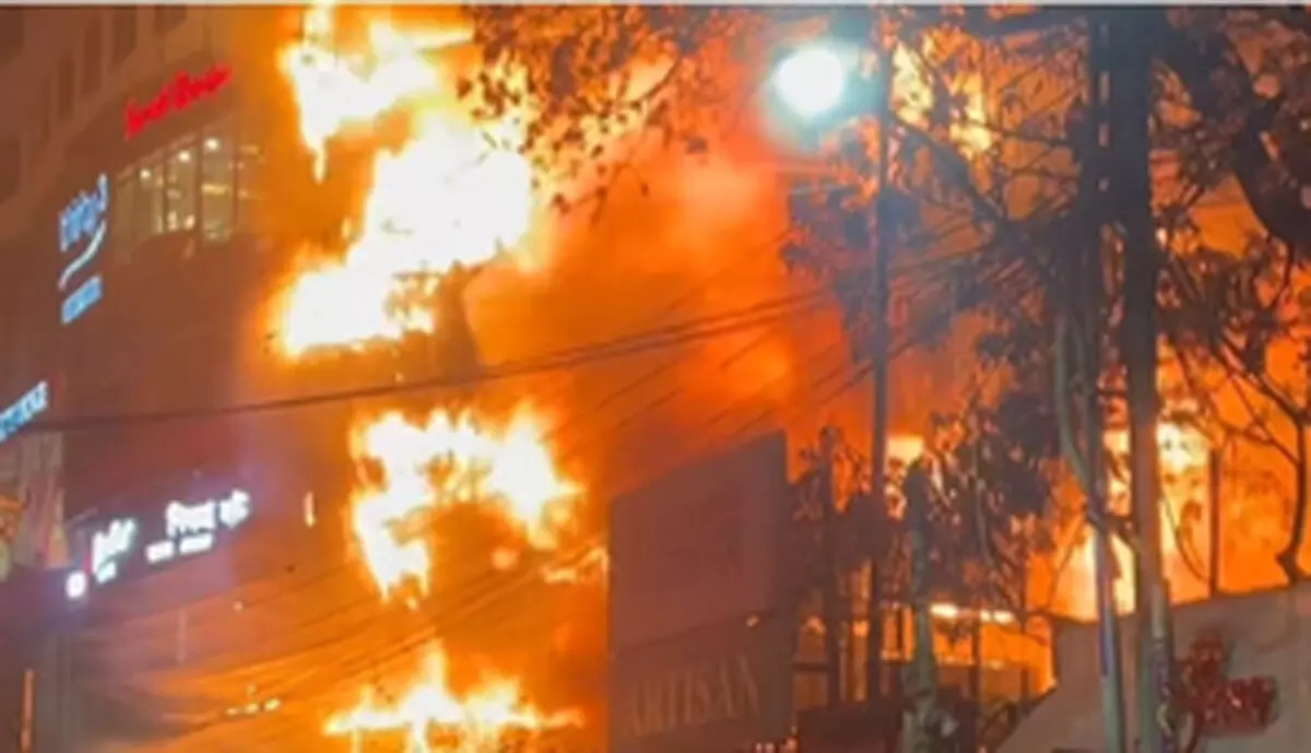 इमारत में आग लगने से 43 लोगों की मौत, मचा कोहराम, देखें VIDEO