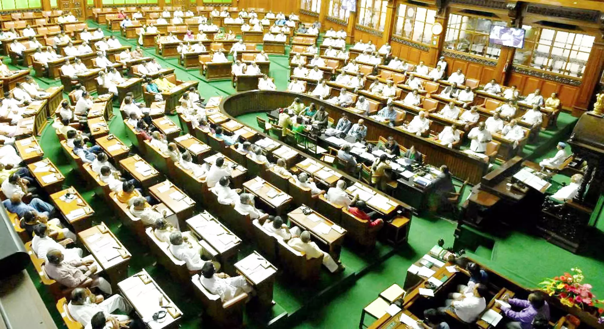 कर्नाटक में हंगामे के बीच वित्त विधेयक दोनों सदनों में पारित हो गया