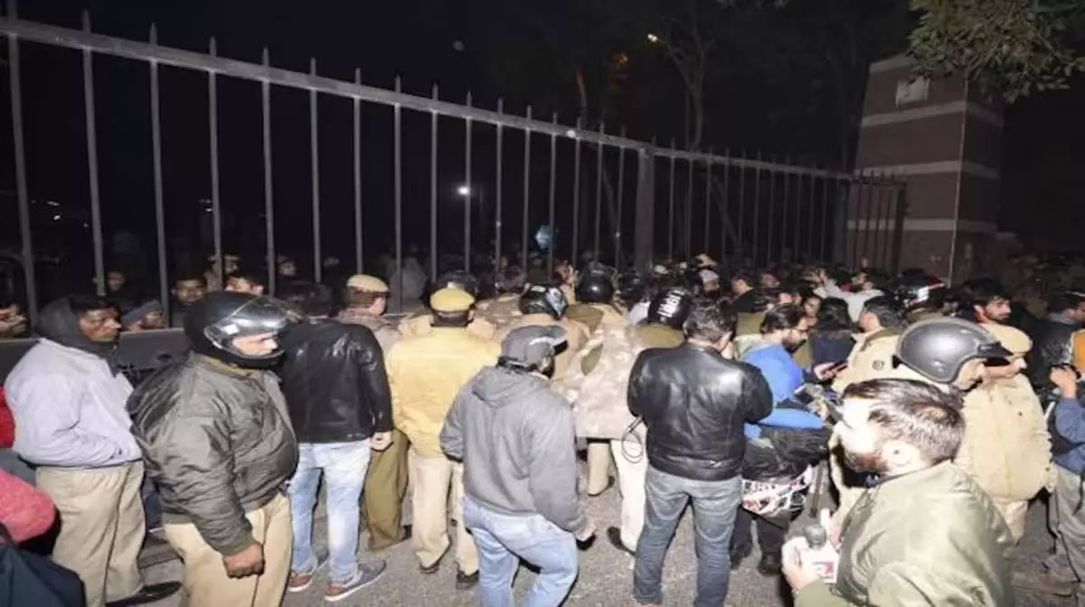 JNU: जेएनयू में हिंसा करने वाले छात्रों की खैर नहीं, वीसी ने दी कड़ी कार्रवाई की चेतावनी