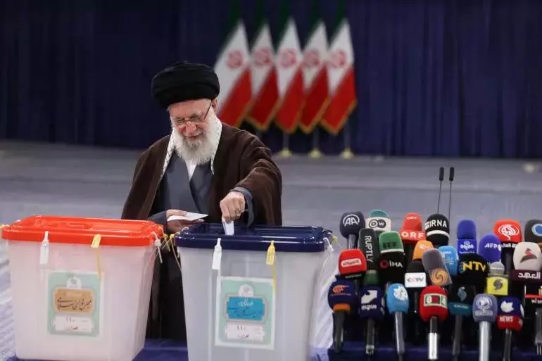 ईरान में मतदान जारी, सर्वोच्च नेता खामेनेई ने डाला वोट