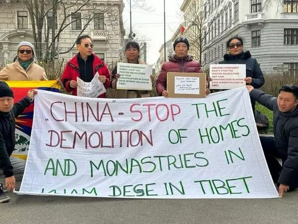 सिचुआन में गिरफ्तार तिब्बतियों की रिहाई की मांग को लेकर चीनी दूतावास के बाहर विरोध प्रदर्शन किया गया