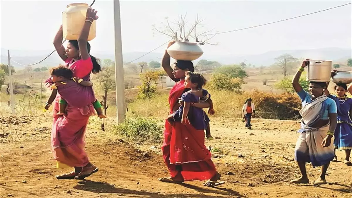 गजसिंहपुरा गांव में पानी की समस्या के कारण महिलाएं परेशान