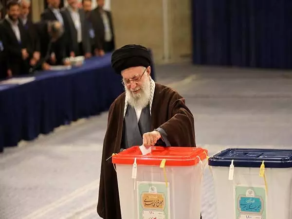 Iran national election: सर्वोच्च नेता खामेनेई ने डाला वोट, कहा- दुनिया के लोगों की निगाहें आज ईरान पर