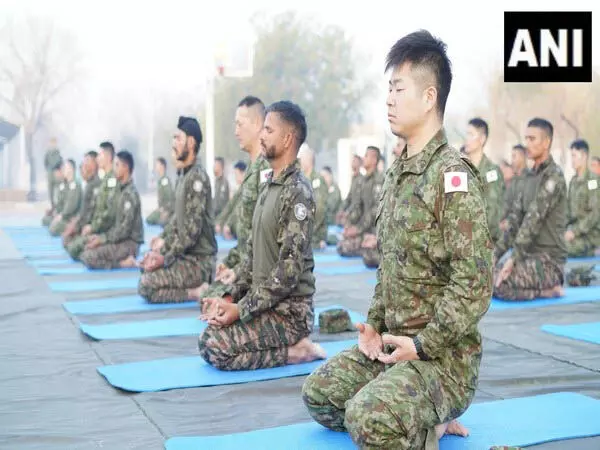 भारतीय, जापानी सेनाओं ने मानसिक स्वास्थ्य के लिए संयुक्त अभ्यास धर्म गार्जियन में योग किया