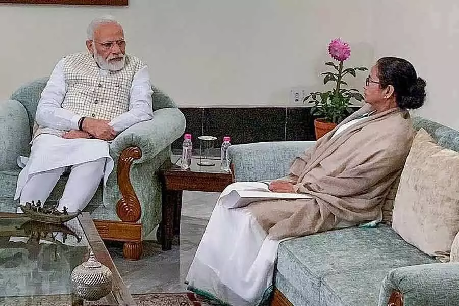 बंगाल की मुख्यमंत्री ममता बनर्जी राजभवन में प्रधानमंत्री नरेंद्र मोदी से मुलाकात कर सकती