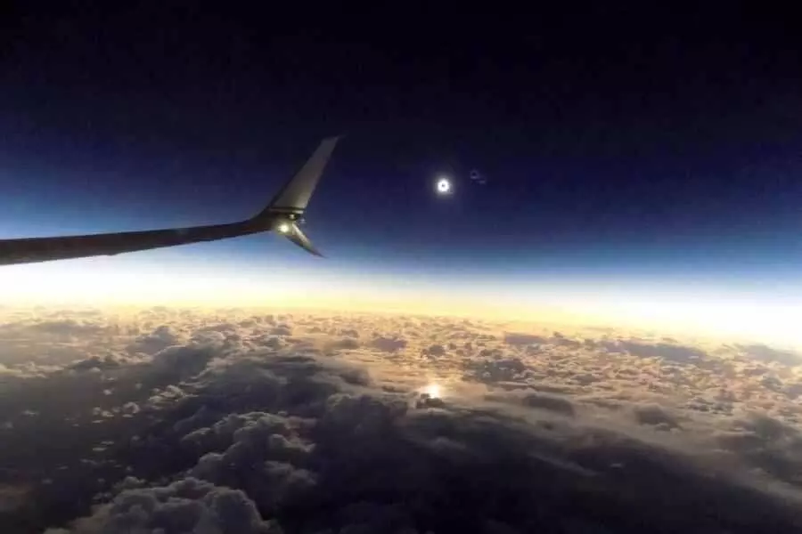 यूएसए की डेल्टा एयरलाइंस ने 8 अप्रैल को पूर्ण सूर्य ग्रहण देखने के लिए यात्रियों के लिए विशेष उड़ानों की घोषणा