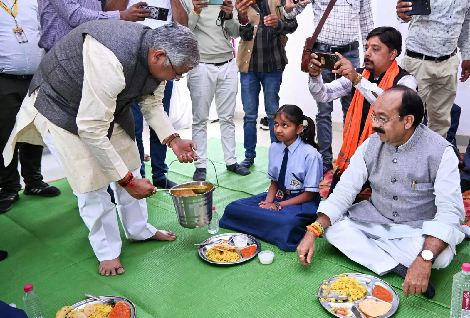 न्योता भोज में शामिल हुए उप मुख्यमंत्री अरुण साव और स्वास्थ्य मंत्री श्याम बिहारी जायसवाल