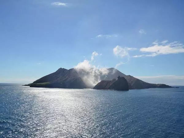 न्यूज़ीलैंड की अदालत ने 2019 के घातक ज्वालामुखी विस्फोट के लिए लाखों का जुर्माना और मुआवज़ा देने का आदेश दिया