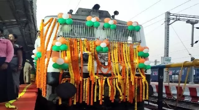 संबलपुर स्टेशन से मौर्य एक्सप्रेस को हरी झंडी दिखाकर रवाना किया गया
