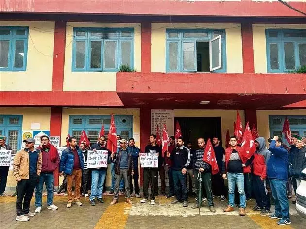 खराब जल निकासी से परेशान चाटी निवासियों ने पीडब्ल्यूडी कार्यालय के बाहर किया विरोध प्रदर्शन