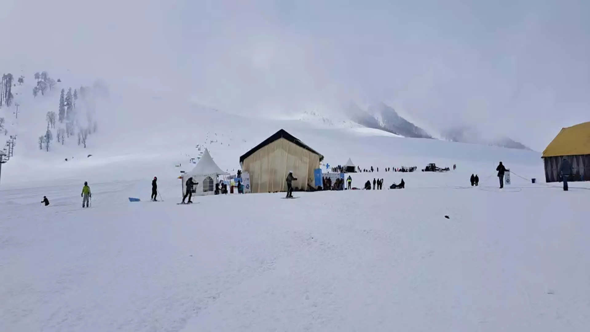गुलमर्ग के स्की रिज़ॉर्ट में भावना, मृत्यु दर और स्की रिपोर्टिंग की एक कहानी