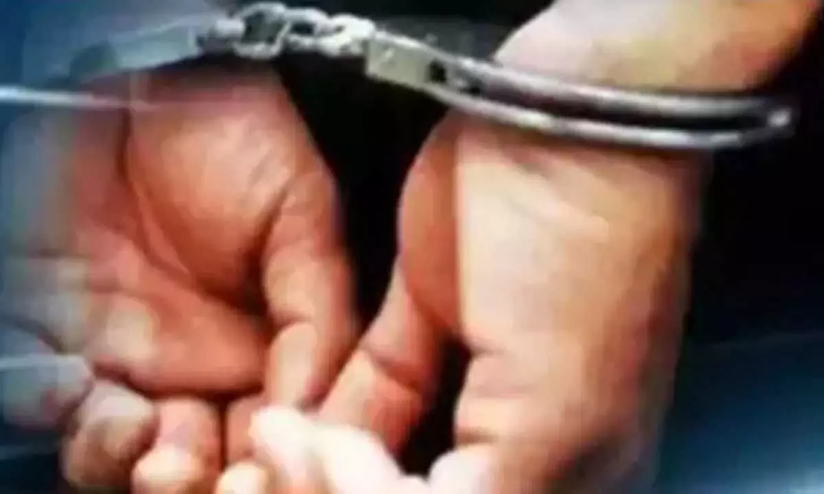 पुलिस ने फिंगरप्रिंट क्लोनिंग रैकेट का भंडाफोड़ किया, 2 जीएचएमसी स्वच्छता पर्यवेक्षक गिरफ्तार