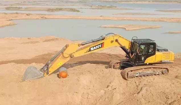रेत खदानों में छापा मारकर 14 हाईवा जब्त, 3 लाख चालान वसूला