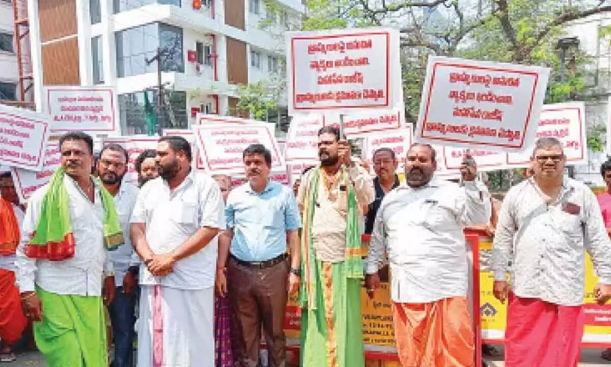 महासेना राजेश के खिलाफ ब्राह्मण संगठनों ने किया विरोध प्रदर्शन