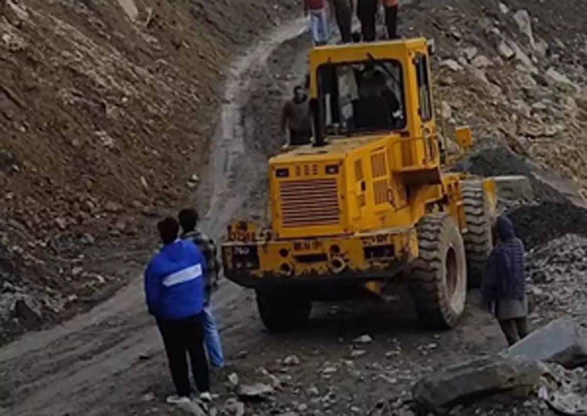 भूस्खलन के कारण श्रीनगर-जम्मू राष्ट्रीय राजमार्ग बंद