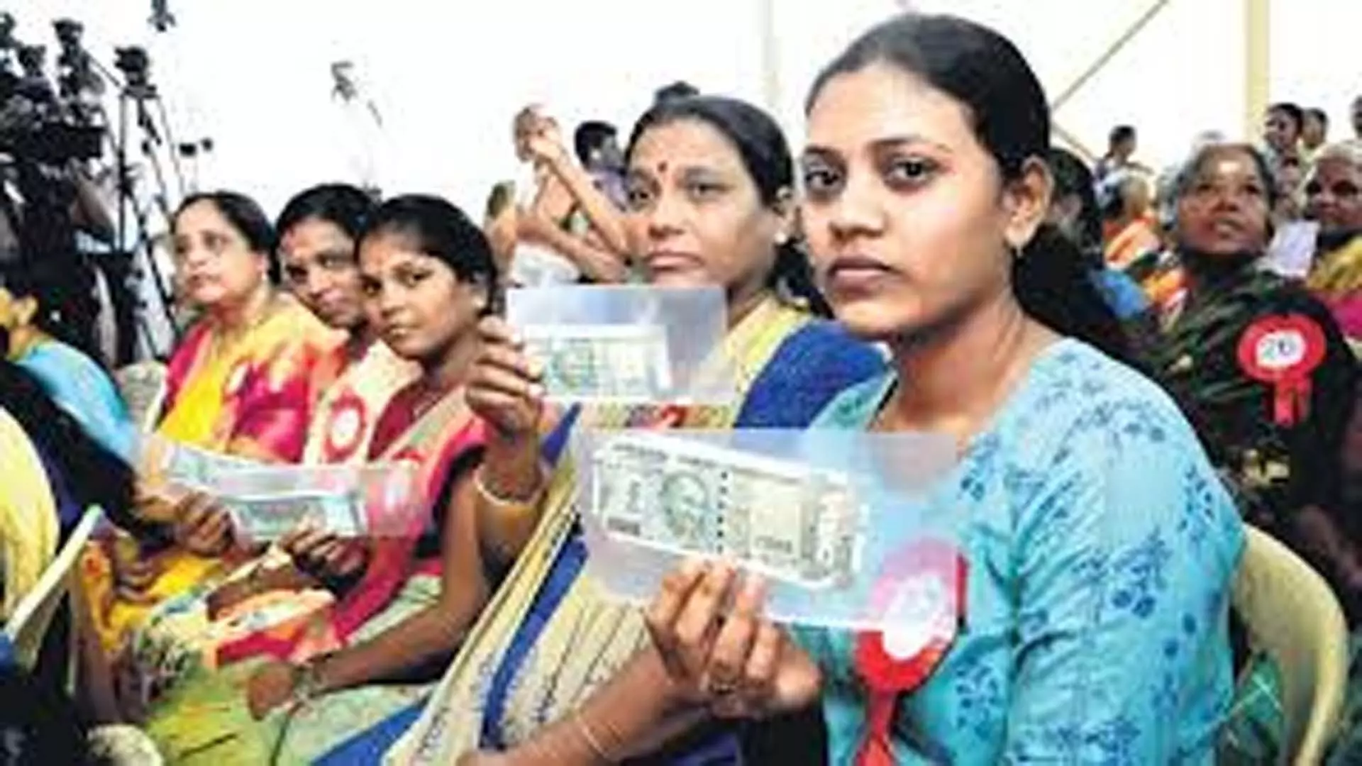 मिचौंग: गैर-राशन कार्ड धारकों को 6,000 रुपये जमा किए गए