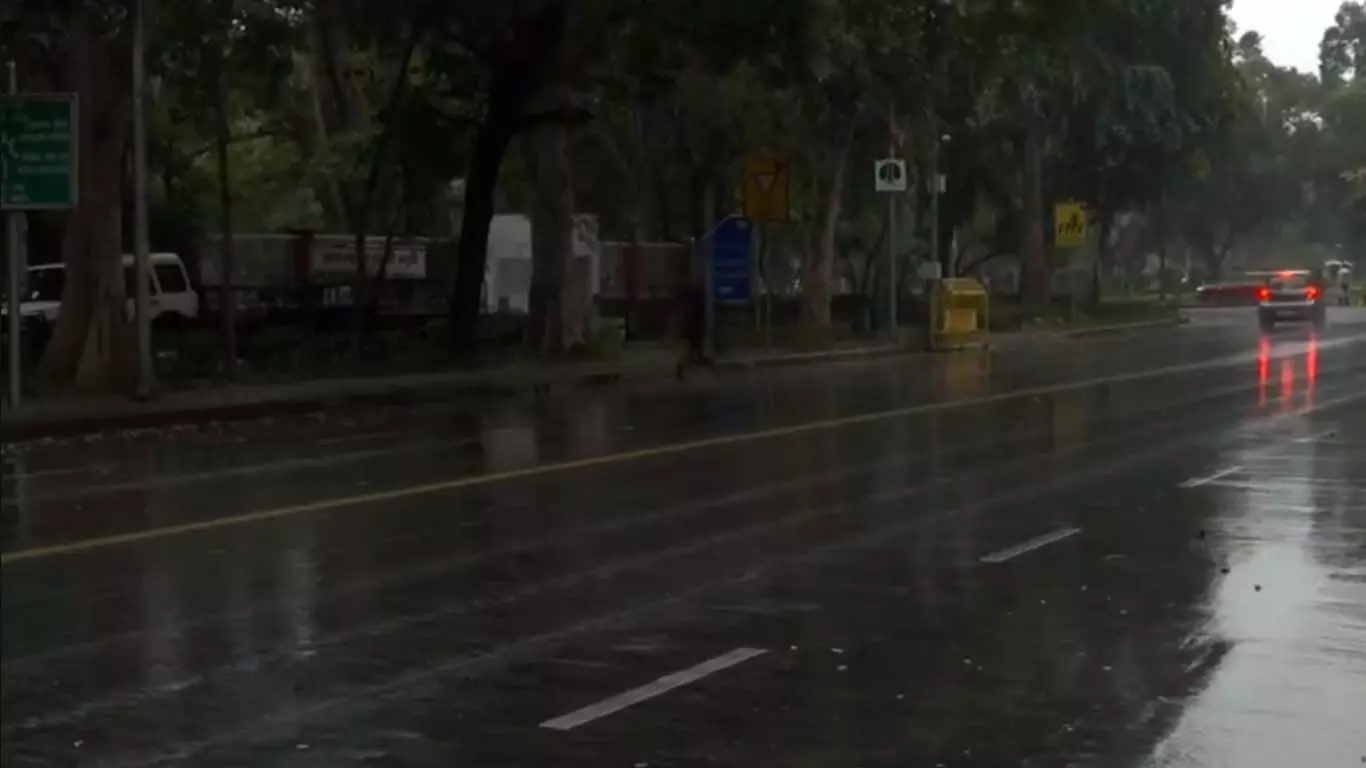 दिल्ली में मौसम में अचानक बदलाव देखा गया, हल्की बारिश हुई