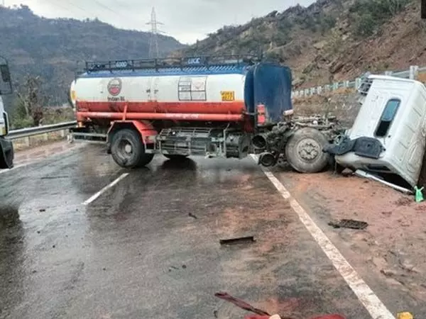 उधमपुर में टैंकर के पहाड़ी से टकरा जाने से एक की मौत