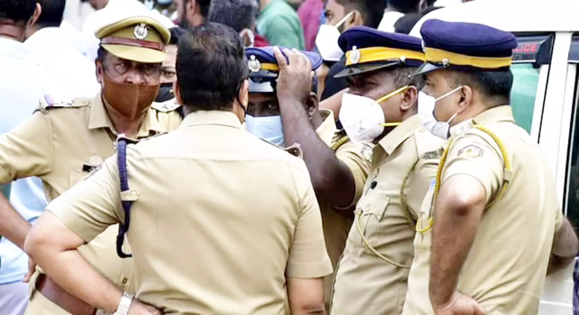 केरल पुलिस ने कलूर के पास होमस्टे पर छापा मारकर 16 लोगों को गिरफ्तार किया