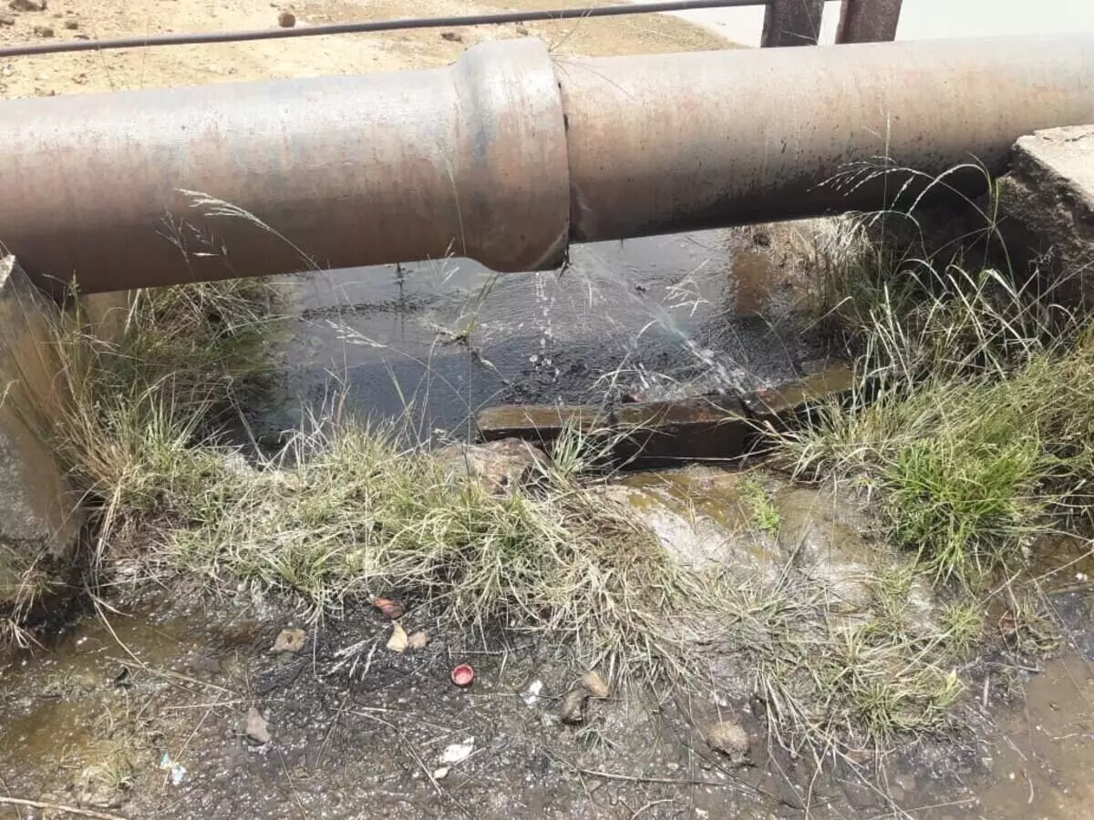 लॉयर्स कालोनी में पानी की लाइन टूटने से टंकी से पोषित इलाकों में जलापूर्ति नहीं हुई
