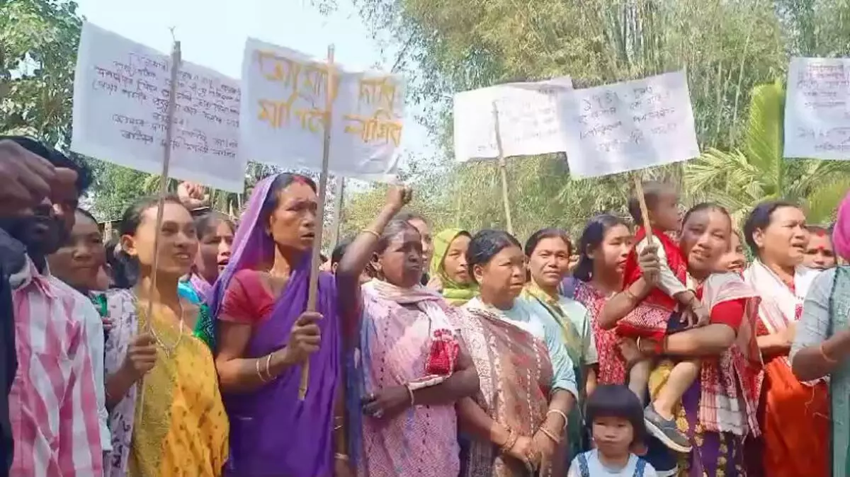 बिश्वनाथ में ग्रामीणों ने विरोध प्रदर्शन किया और दशकों की उपेक्षा पर चुनाव बहिष्कार की धमकी दी
