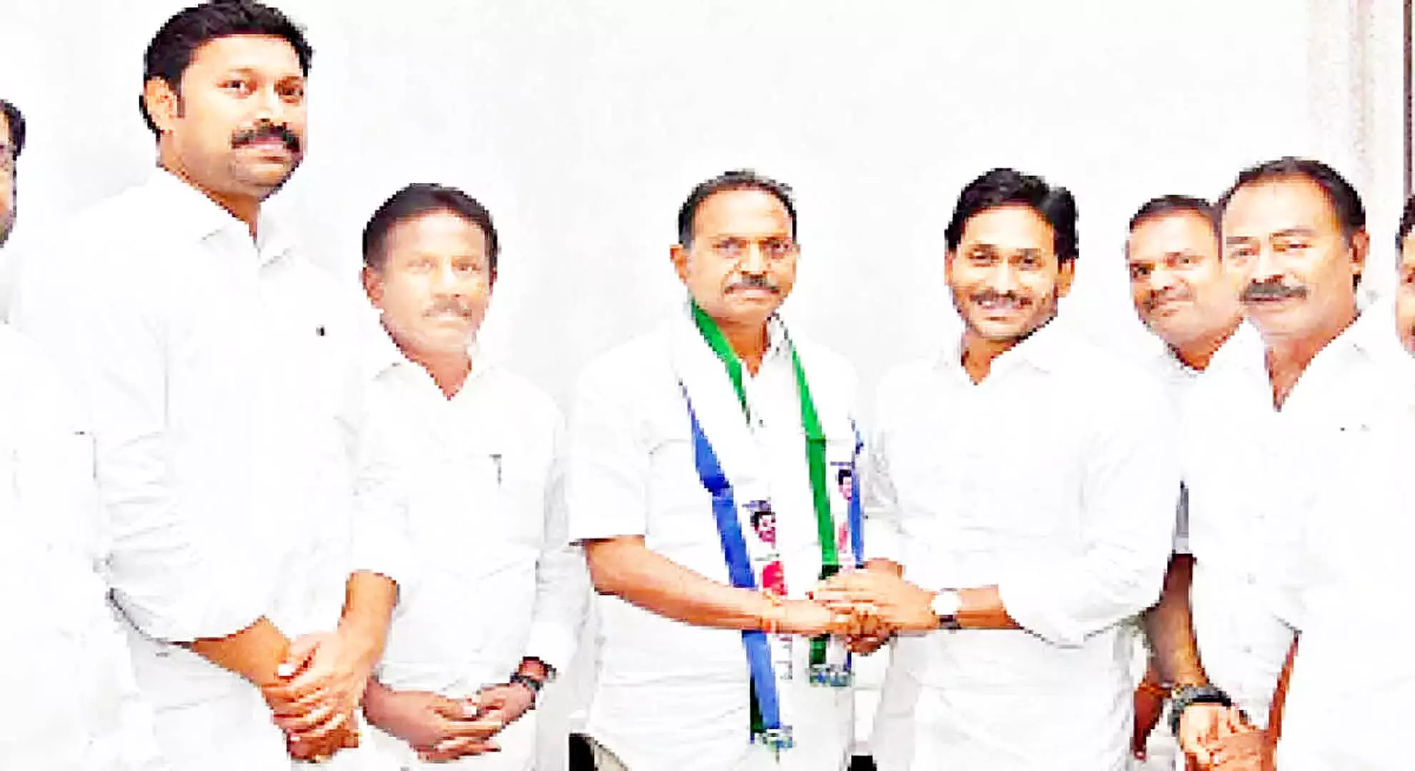 विजयवाड़ा: पुलिवेंदुला टीडीपी नेता सतीश रेड्डी वाईएसआरसीपी में शामिल हुए