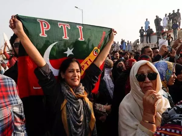 पाकिस्तान चुनाव में कथित धांधली के खिलाफ इमरान खान की पार्टी के कार्यकर्ताओं ने विरोध प्रदर्शन किया