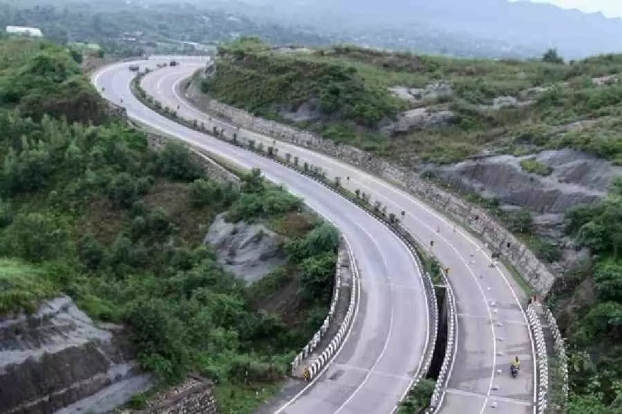 कई भूस्खलनों के कारण जम्मू-श्रीनगर राष्ट्रीय राजमार्ग पर यातायात निलंबित कर दिया