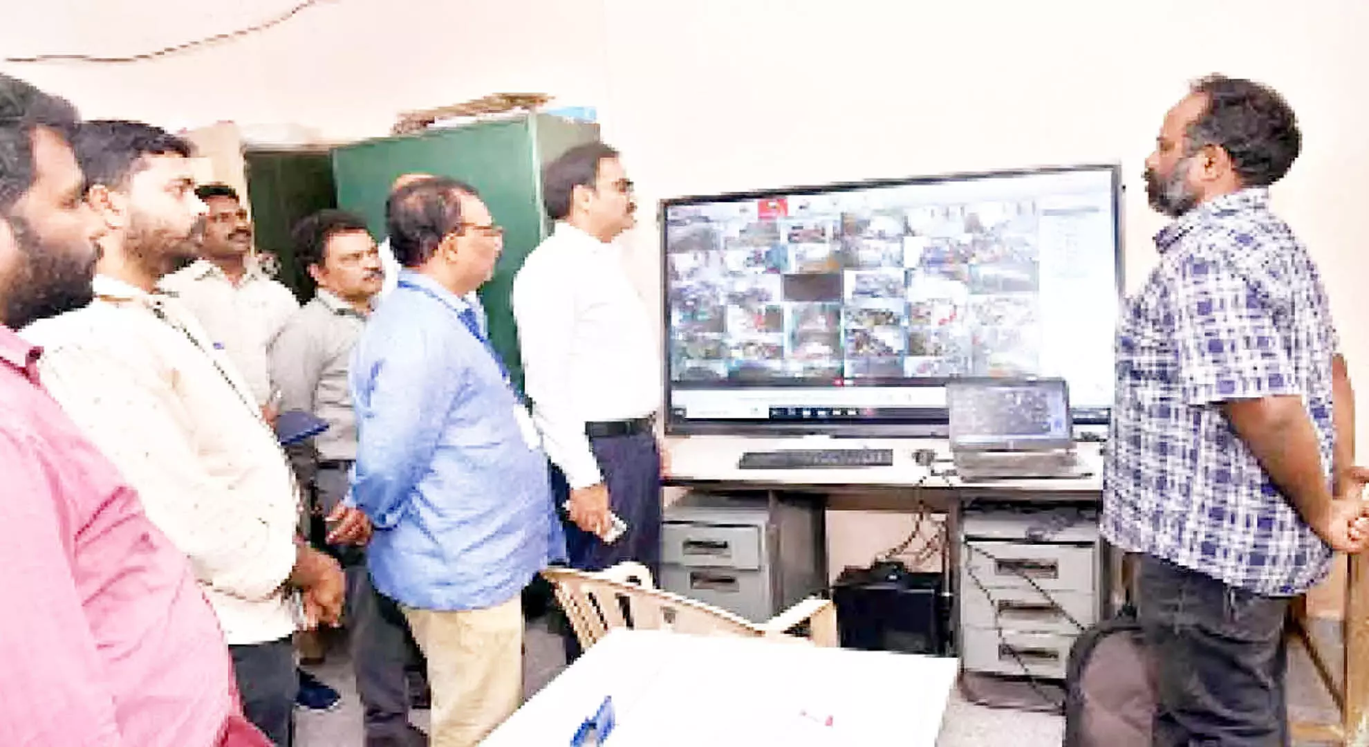 गुंटूर: कलेक्टर एम वेणुगोपाल रेड्डी ने इंटर परीक्षा नियंत्रण कक्ष का दौरा किया