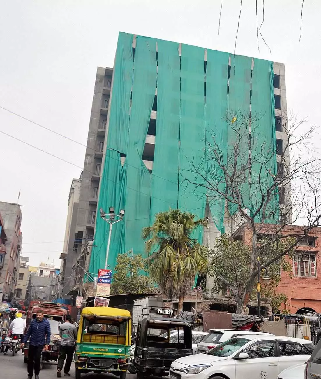 बिल्डिंग बायलॉज की अनदेखी के चलते शहर में अवैध होटल खुल रहे