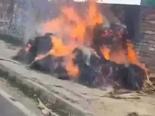 असामाजिक तत्वों ने झाड़ुओं में लगा दी आग, फैली अफवाह कि कोई जिंदा जला है