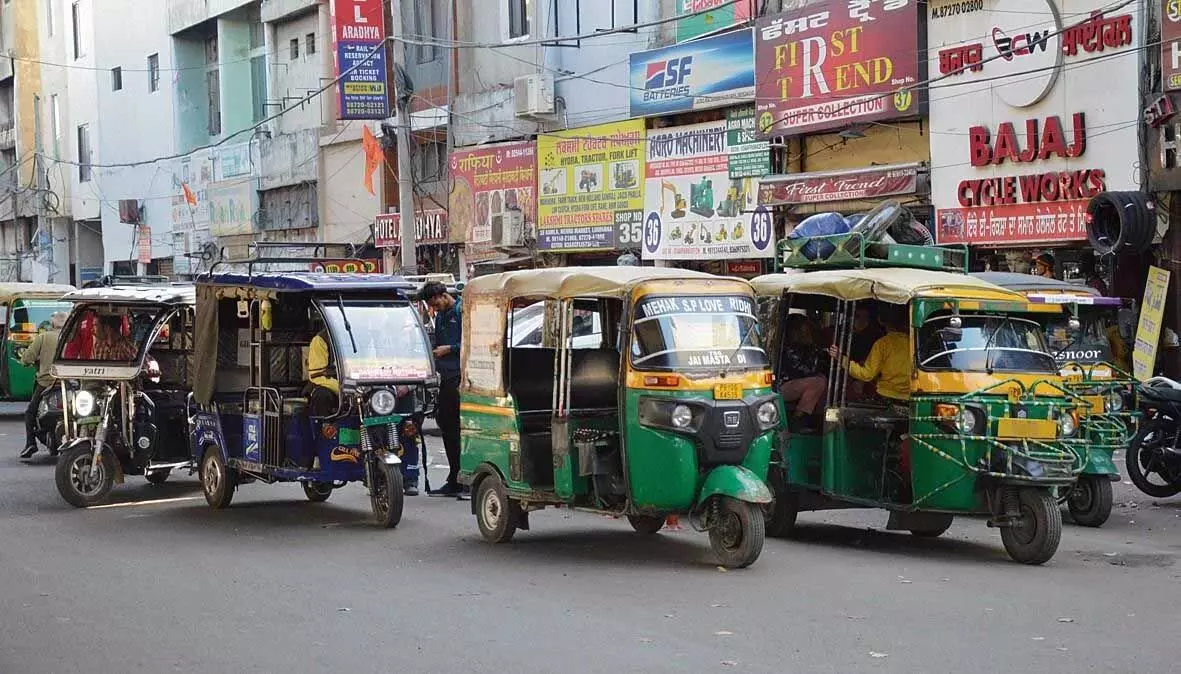 रेलवे रोड पर ऑटो-रिक्शा यातायात अव्यवस्था को बढ़ाते