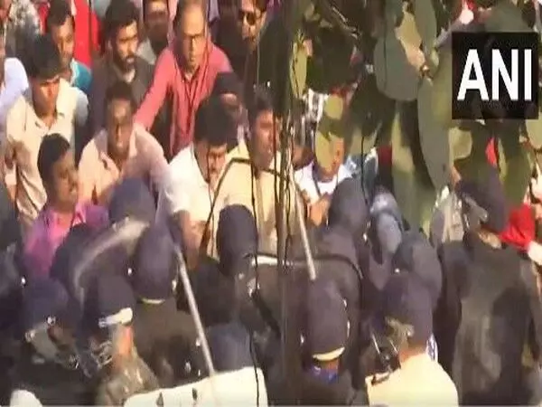 संदेशखाली मुद्दे पर देरी से प्रतिक्रिया देने के खिलाफ डीवाईएफआई सदस्यों ने विरोध प्रदर्शन किया, पुलिस के साथ झड़प हुई
