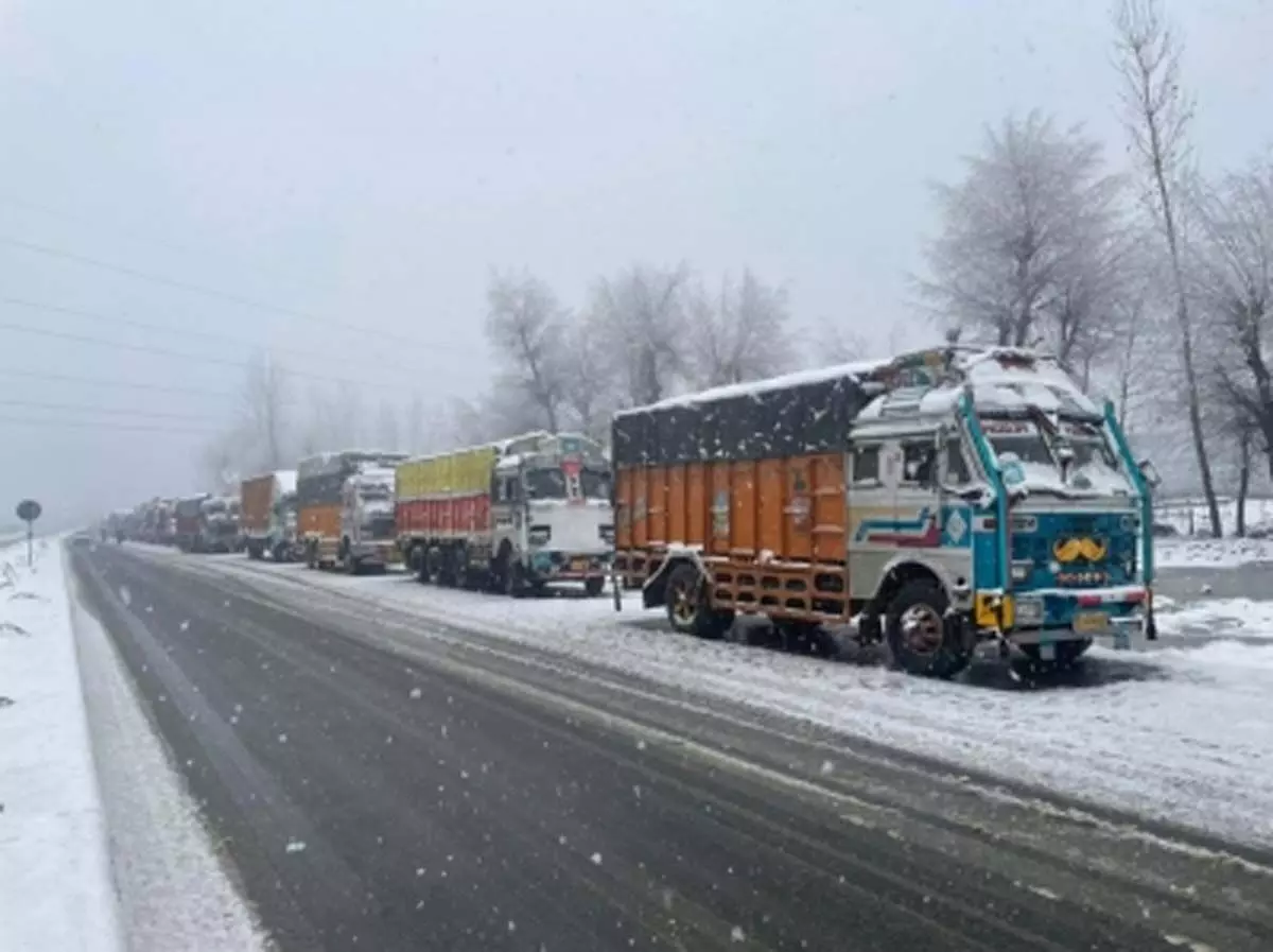 Srinagar-Jammu Highway: श्रीनगर-जम्मू हाईवे लगातार दूसरे दिन अवरुद्ध